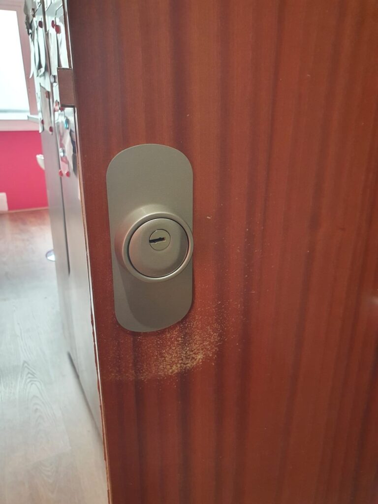 Apertura de puertas Urbanizacion Torre en Conil